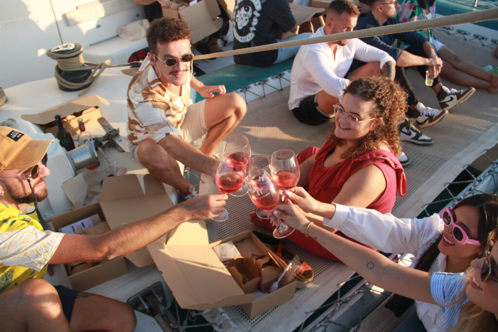 La DO Utiel-Requena celebra los 10.000 seguidores en Instagram con un tardeo en catamarán 2