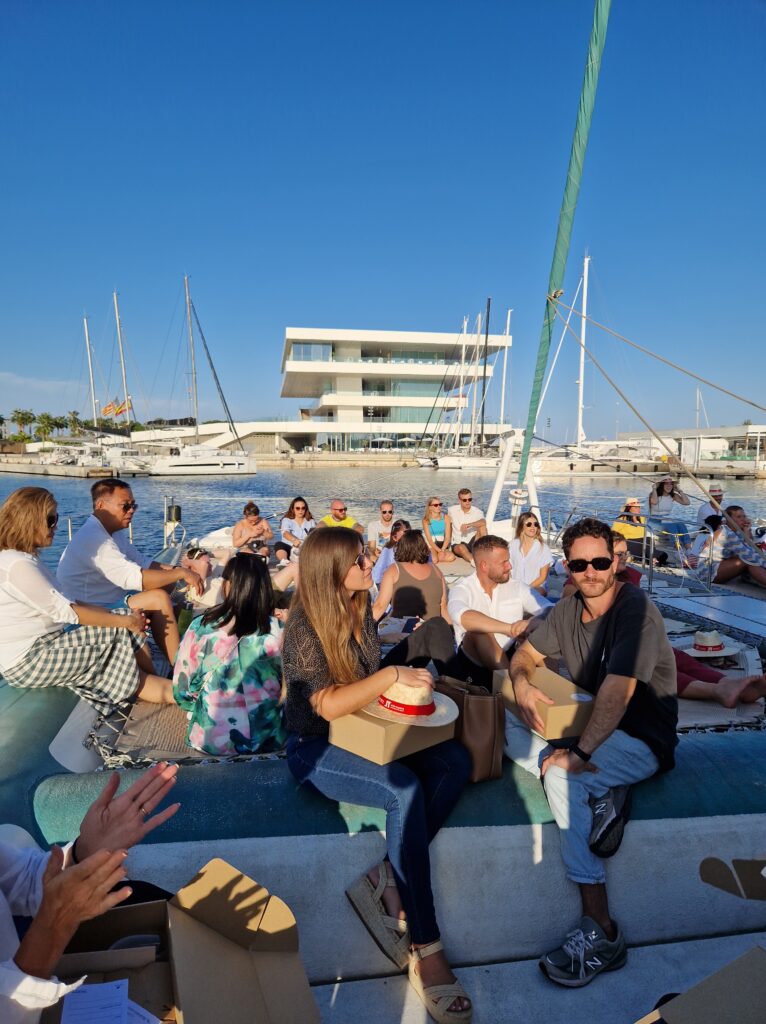 La DO Utiel-Requena celebra los 10.000 seguidores en Instagram con un tardeo en catamarán 0