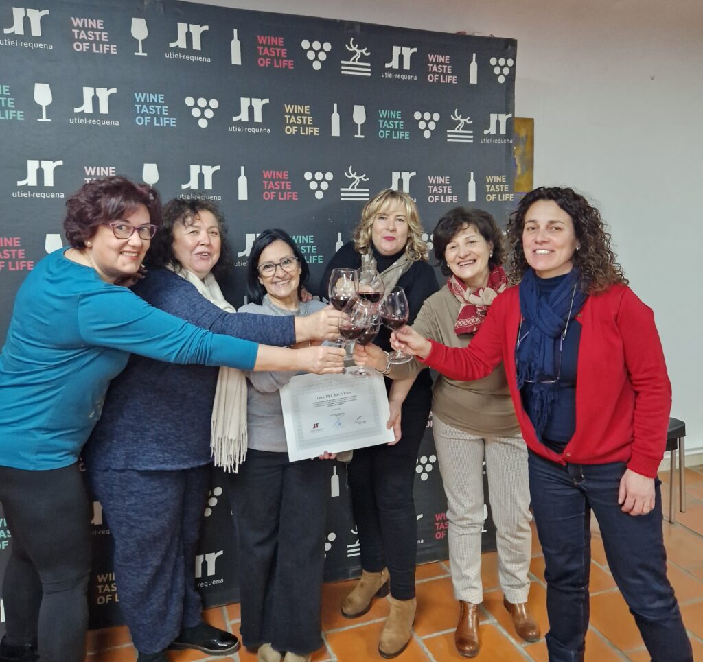 AMACMA, la Asociación Mujeres Afectadas Contra el Cáncer de Mama de Requena,  recibe el cheque solidario de la DO Utiel-Requena 1