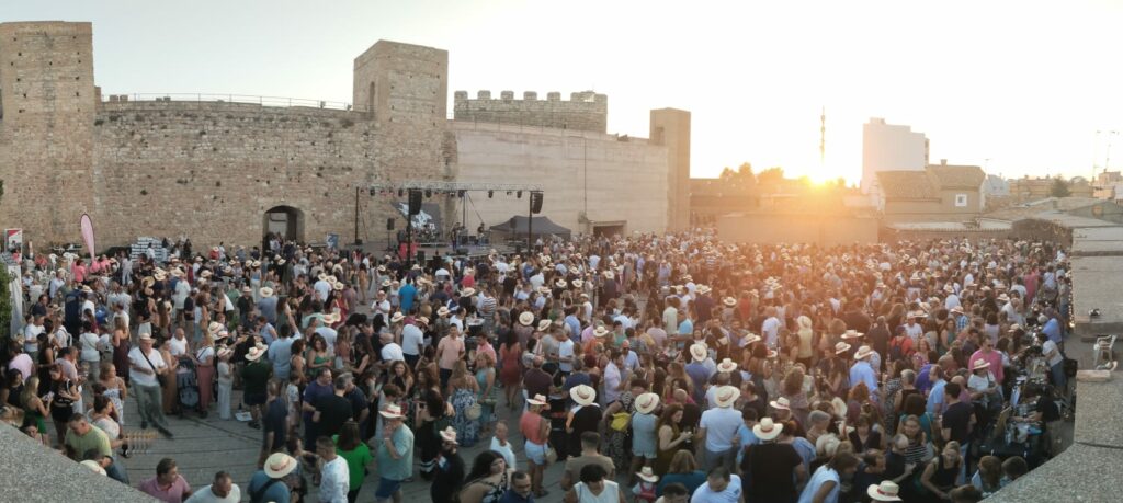 Éxito rotundo del Tardeo con la DO Utiel-Requena: vino, música y solidaridad