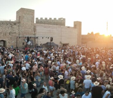 Éxito rotundo del Tardeo con la DO Utiel-Requena: vino, música y solidaridad