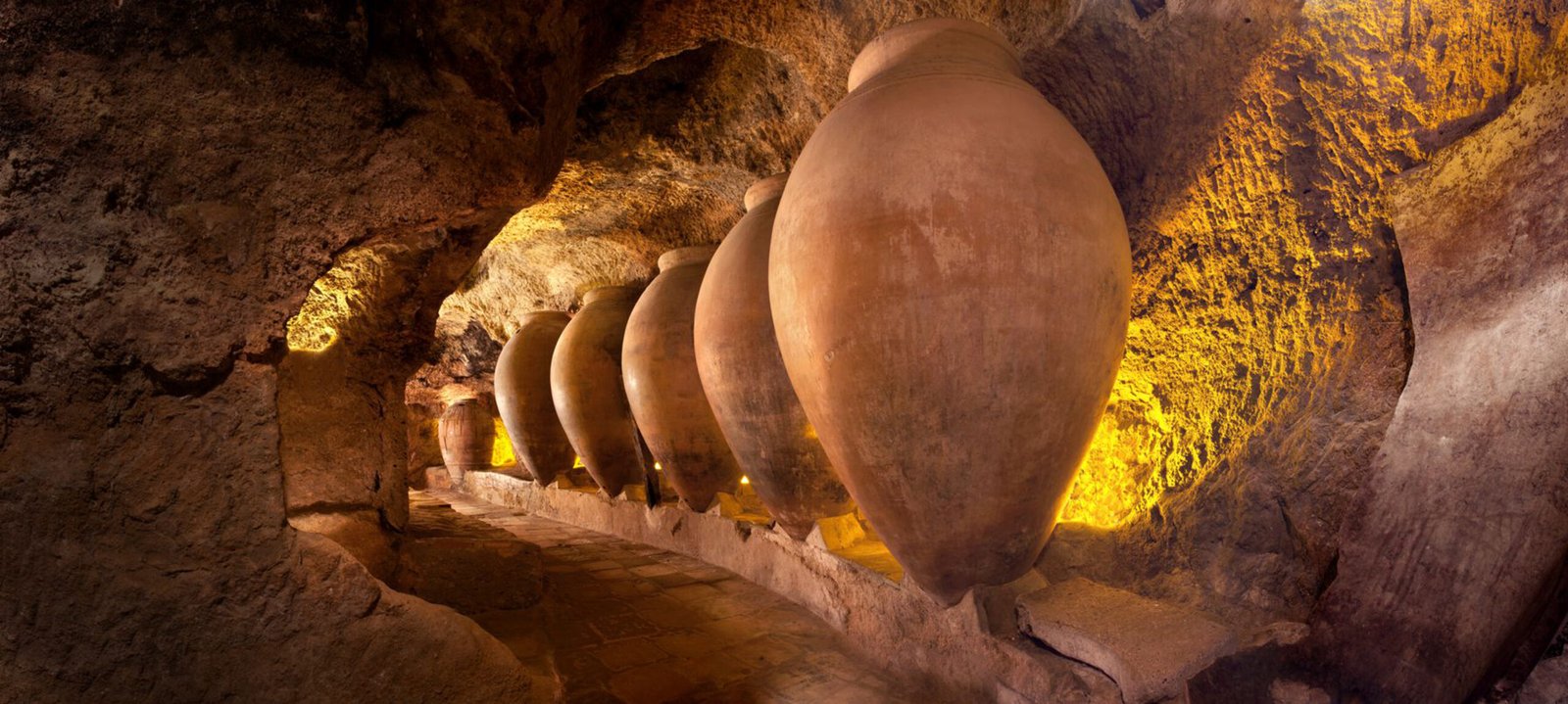 Tinajas de barro en las Cuevas de la Villa, bajo el casco histórico de Requena