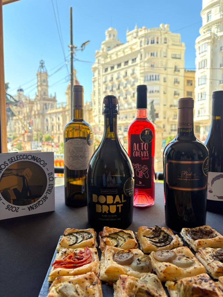 La DO Utiel-Requena vuelve a Valencia con una presentación de los vinos seleccionados en un balcón fallero