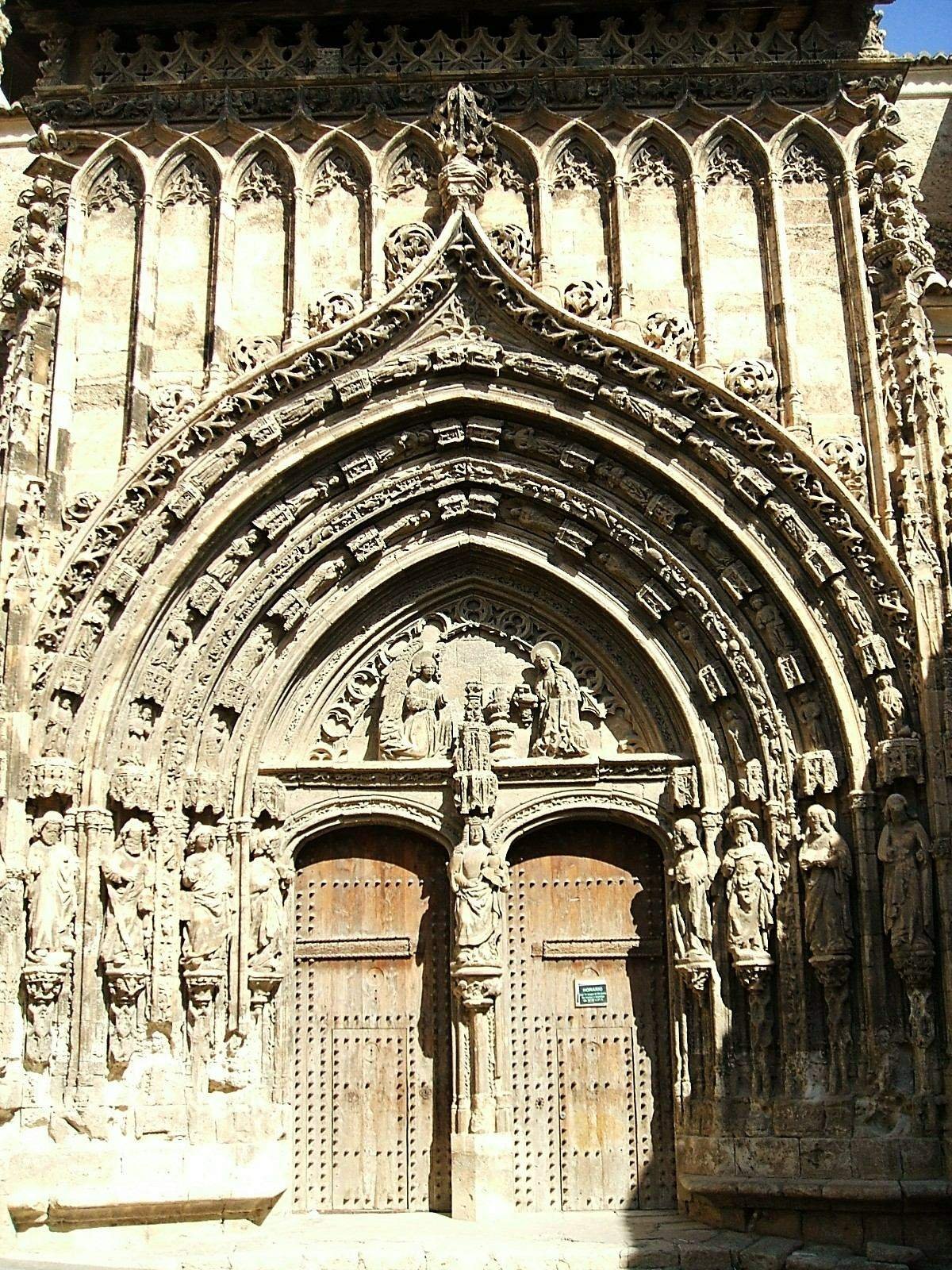 Portada gótica de la Iglesia de Santa María de Requena