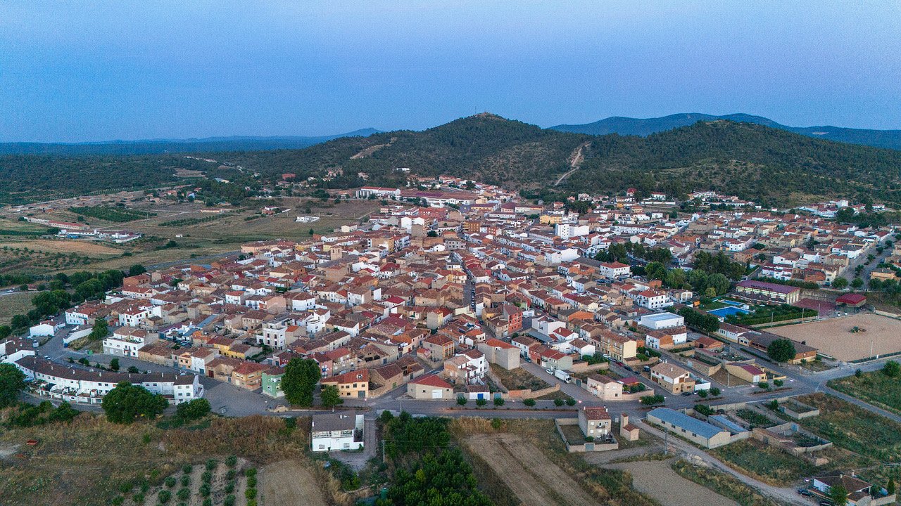 Vista aérea de Sinarcas entre cerros, el pueblo de Bodegas Sinarcas