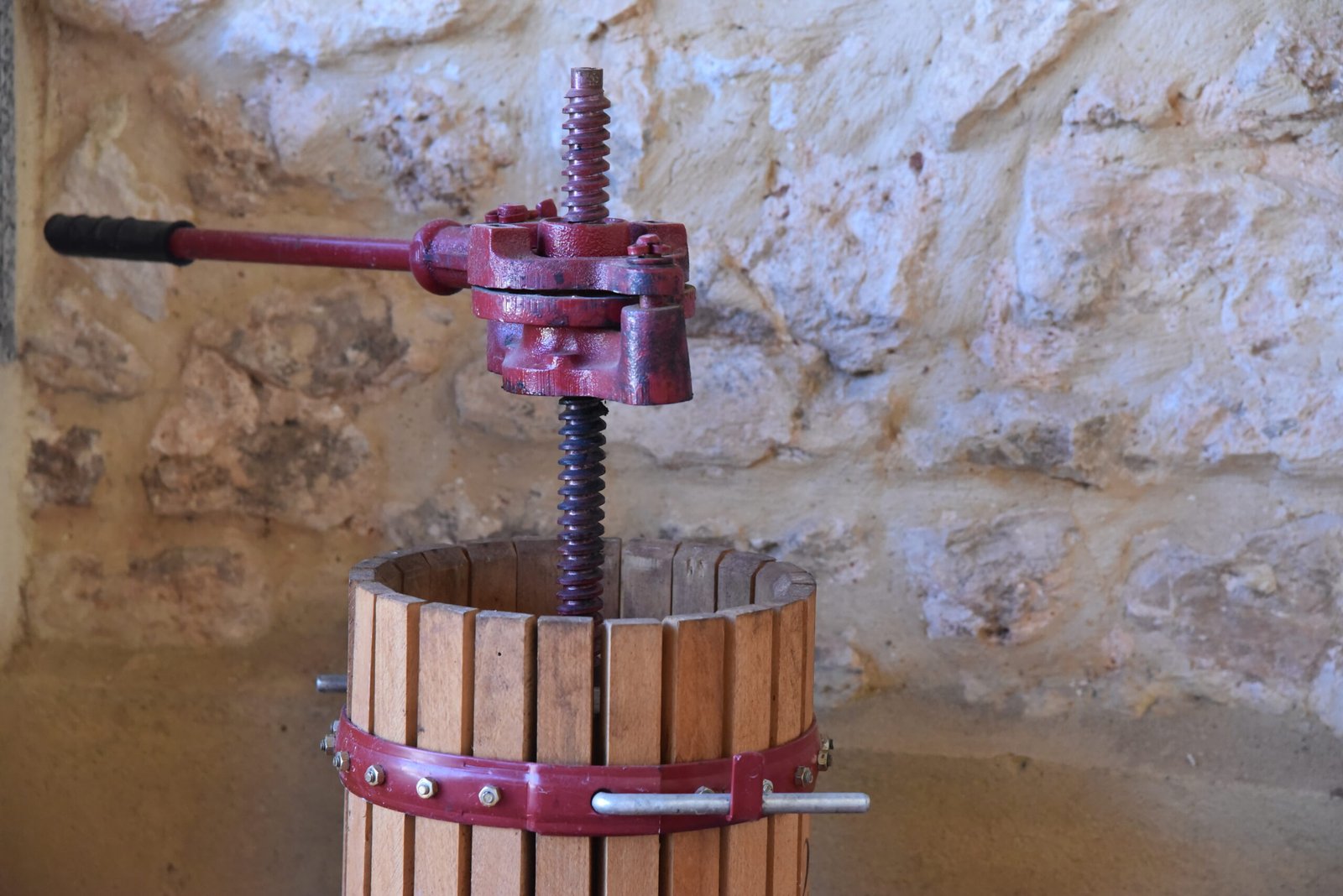 Antigua prensa manual de uva en la bodega artesanal Vinea Clausa