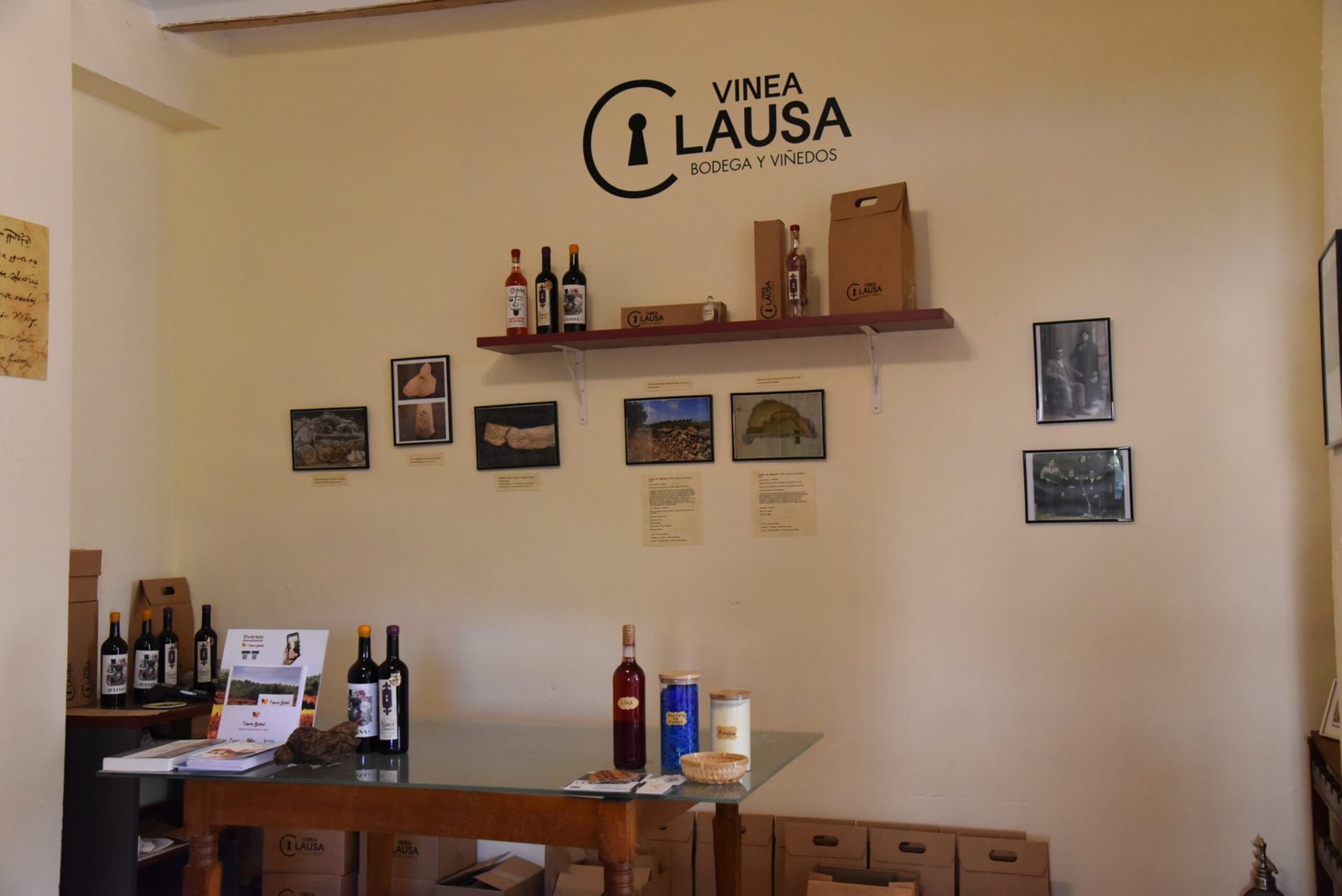 Sala de la bodega Vinea Clausa con sus vinos y fotografías históricas