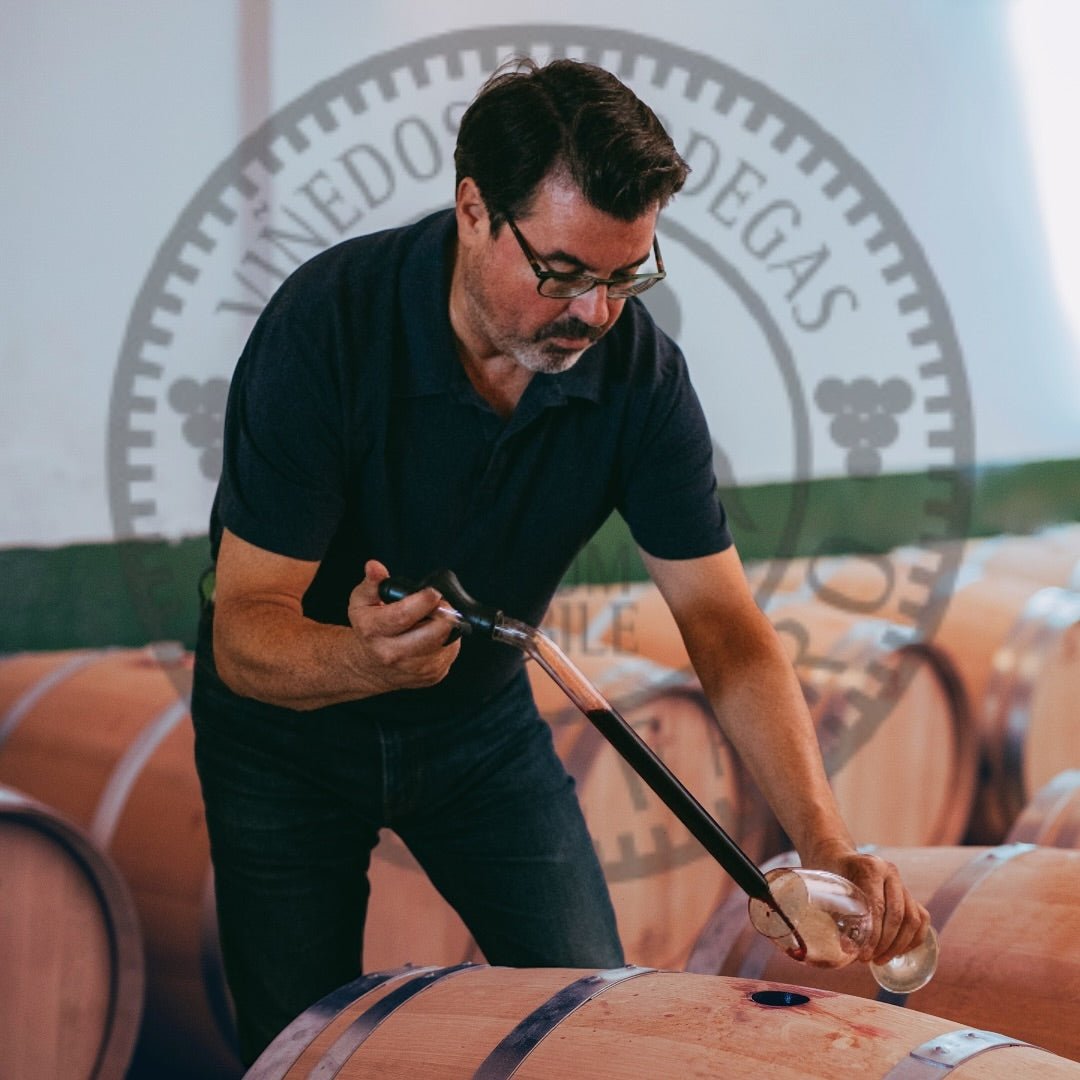 Rodolfo Valiente catando vino de barrica en Bodegas Vegalfaro