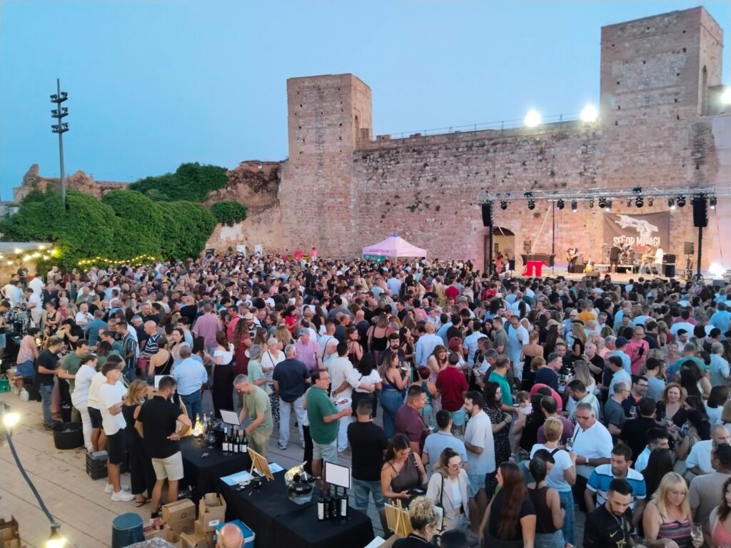 El Tardeo con la DO se adelanta al último viernes de julio para brindar en el Patio de Armas de Requena