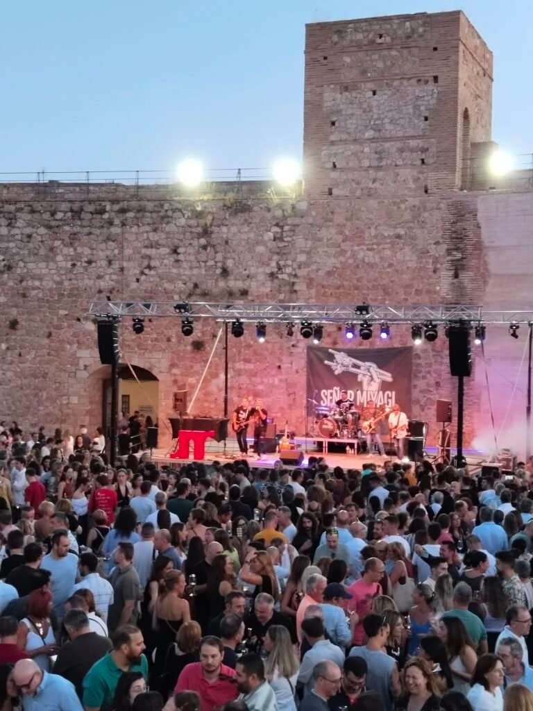 El Tardeo con la DO se adelanta al último viernes de julio para brindar en el Patio de Armas de Requena