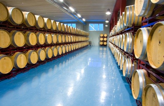 Sala de barricas de roble francés de Bodegas Emilio Clemente