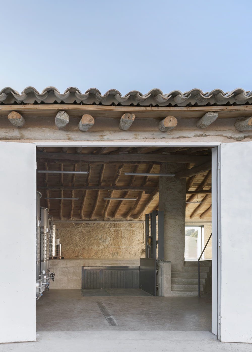 Entrada de la bodega centenaria restaurada de Dussart Pedrón