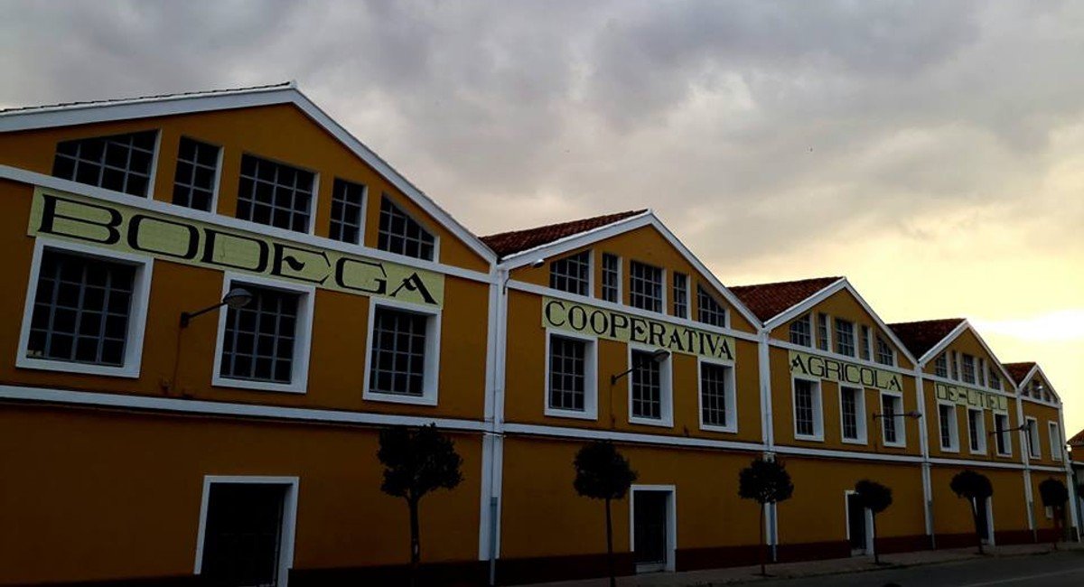 Fachada modernista de Bodegas Utielanas, la Cooperativa Agrícola de Utiel