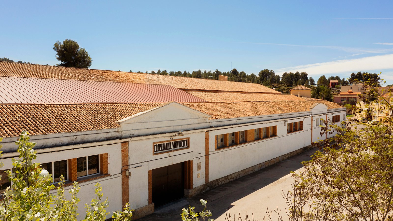 Fachada histórica de la cooperativa vitivinícola de Bodegas Sinarcas