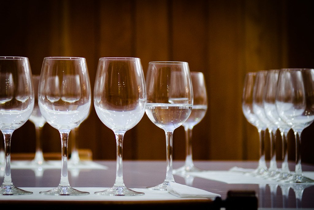 Copas de vino iguales preparadas sobre la mesa para una cata en casa
