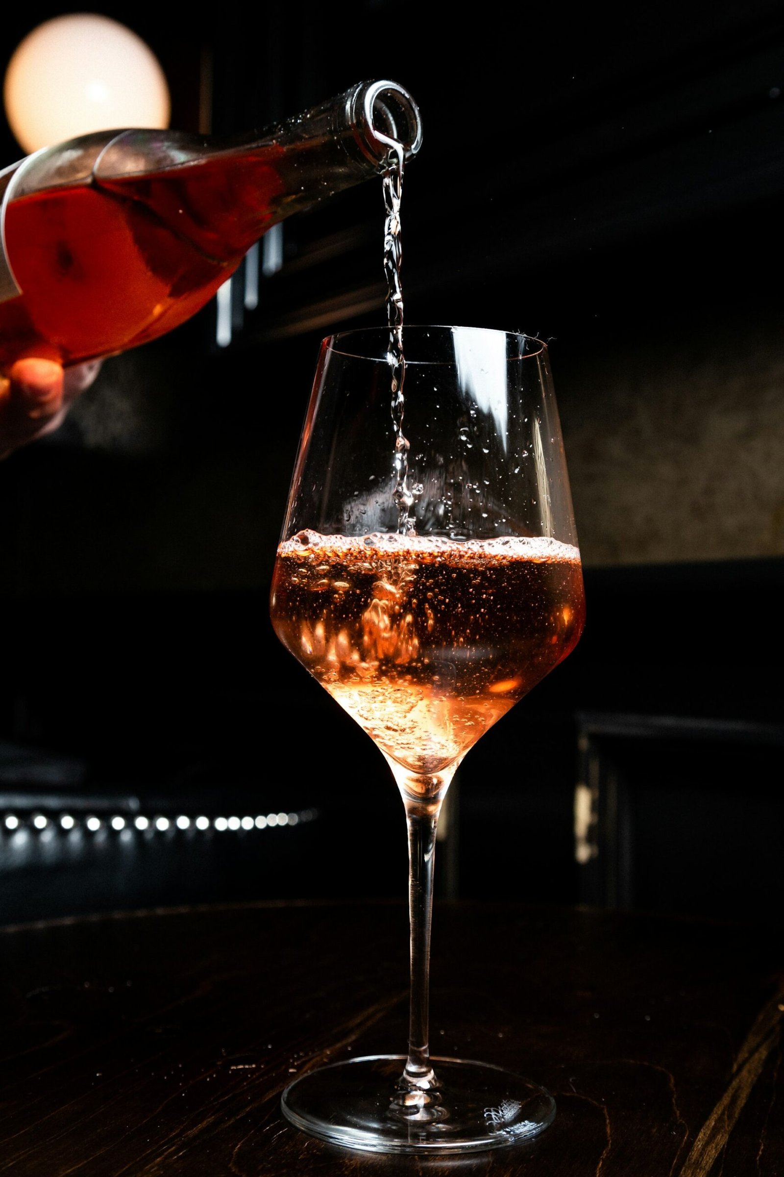 Rosado de Bobal de la DO Utiel-Requena servido frío, ideal con comida picante