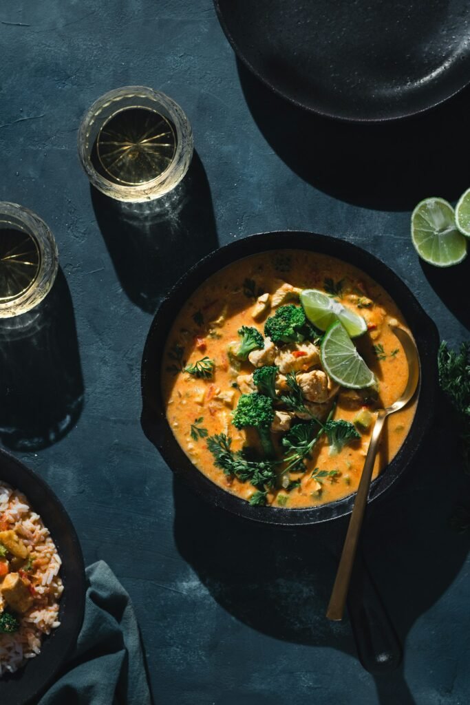 Curry tailandés picante junto a una copa de vino para maridar la comida muy picante