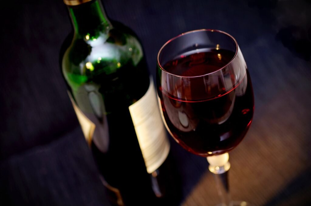 Botella y copa de vino tinto DO Utiel-Requena listas para disfrutar