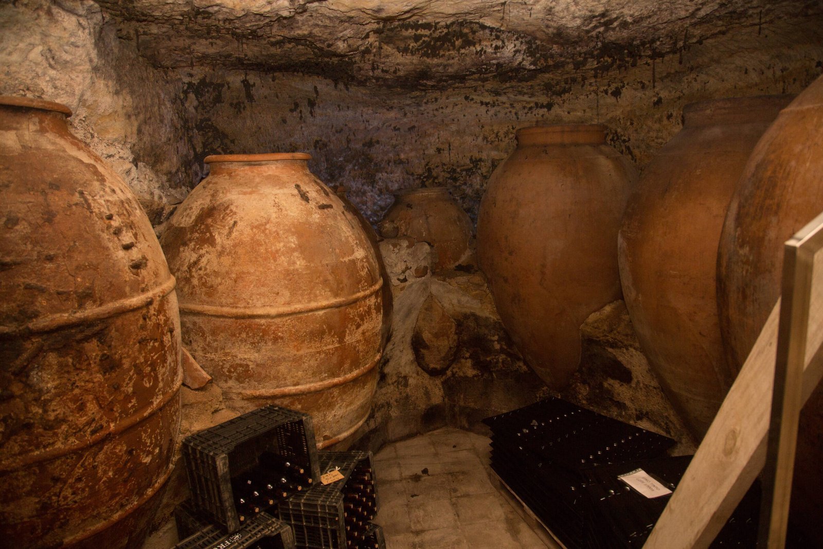 Tinajas centenarias en una bodega subterránea excavada en la roca en Requena