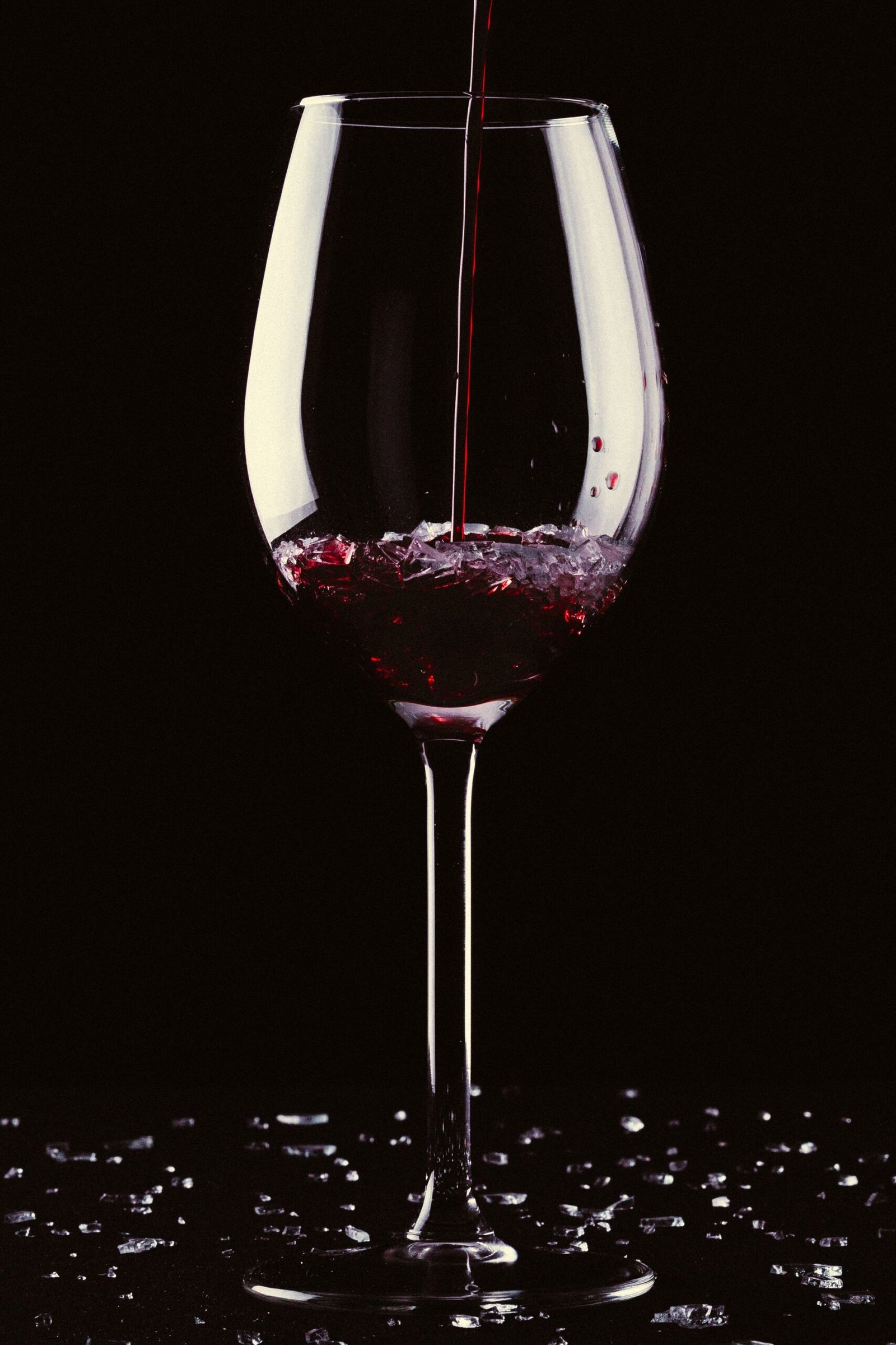 Vino tinto sirviendose en una copa para airearlo