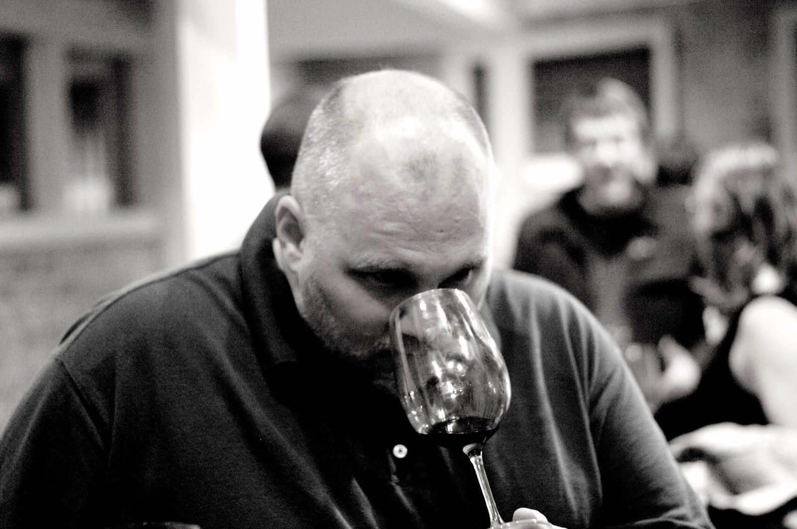 Persona oliendo una copa de vino en una cata para percibir sus aromas