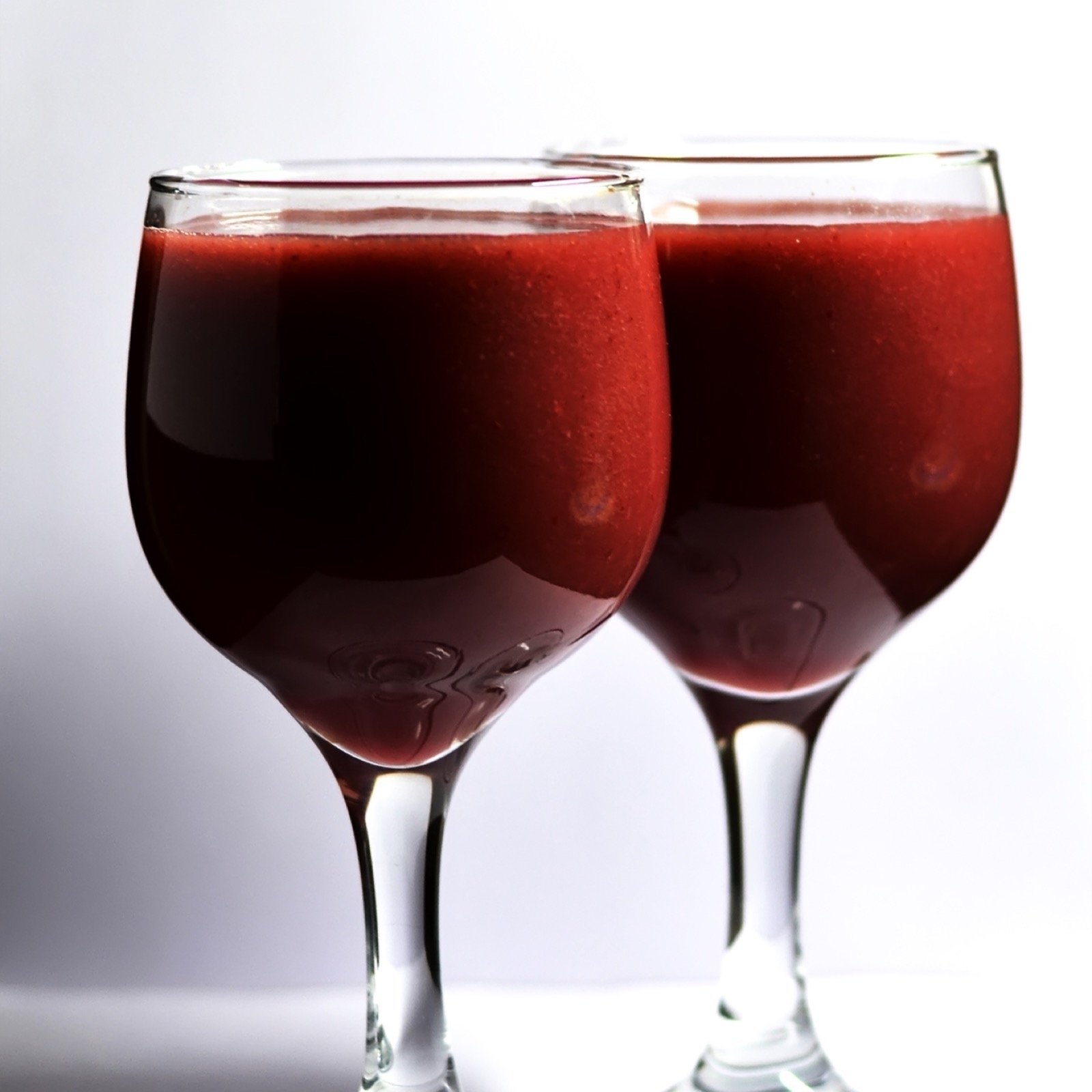 Dos copas de mosto de uva, la alternativa sin alcohol en una bodega