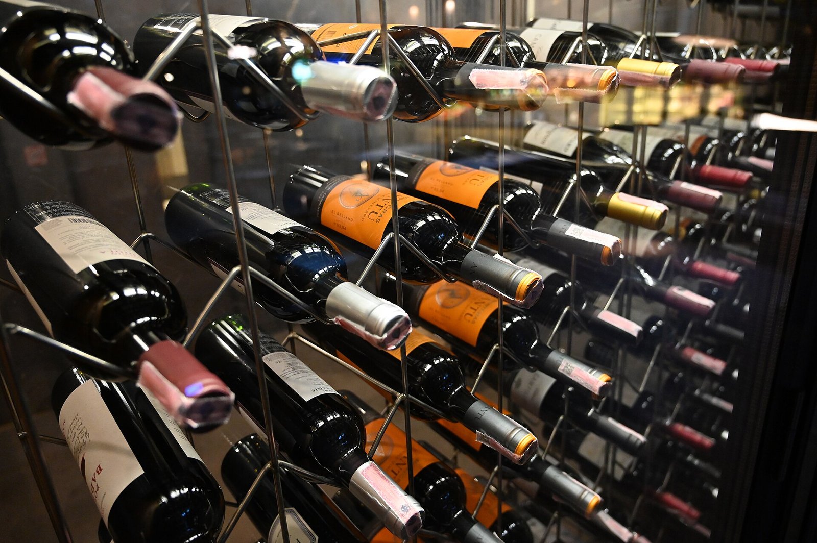 Botellas de vino guardadas en horizontal en un botellero fresco y a oscuras