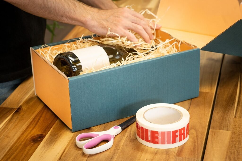 Botella de vino preparada como regalo en una caja: qué hacer si te regalan un vino que no te gusta
