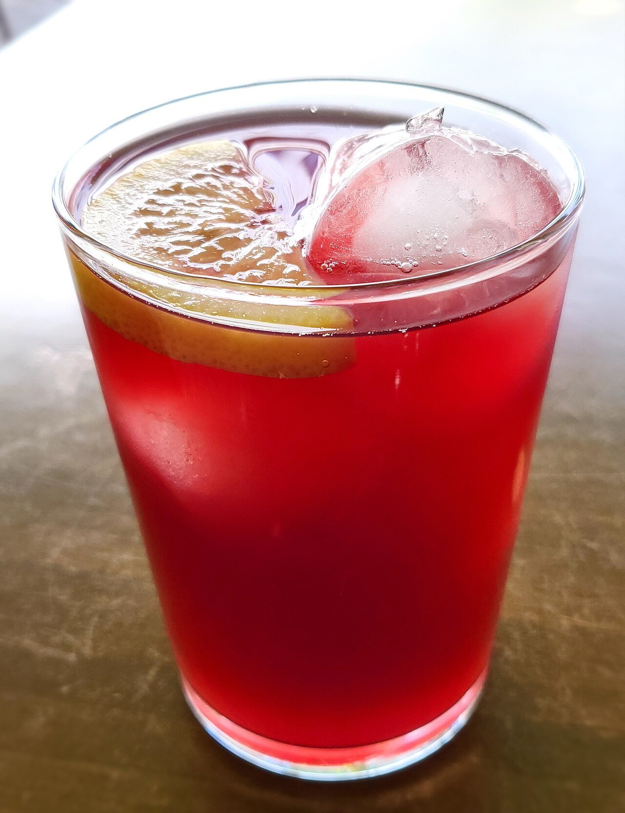 Vaso de tinto de verano con hielo y una rodaja de limón