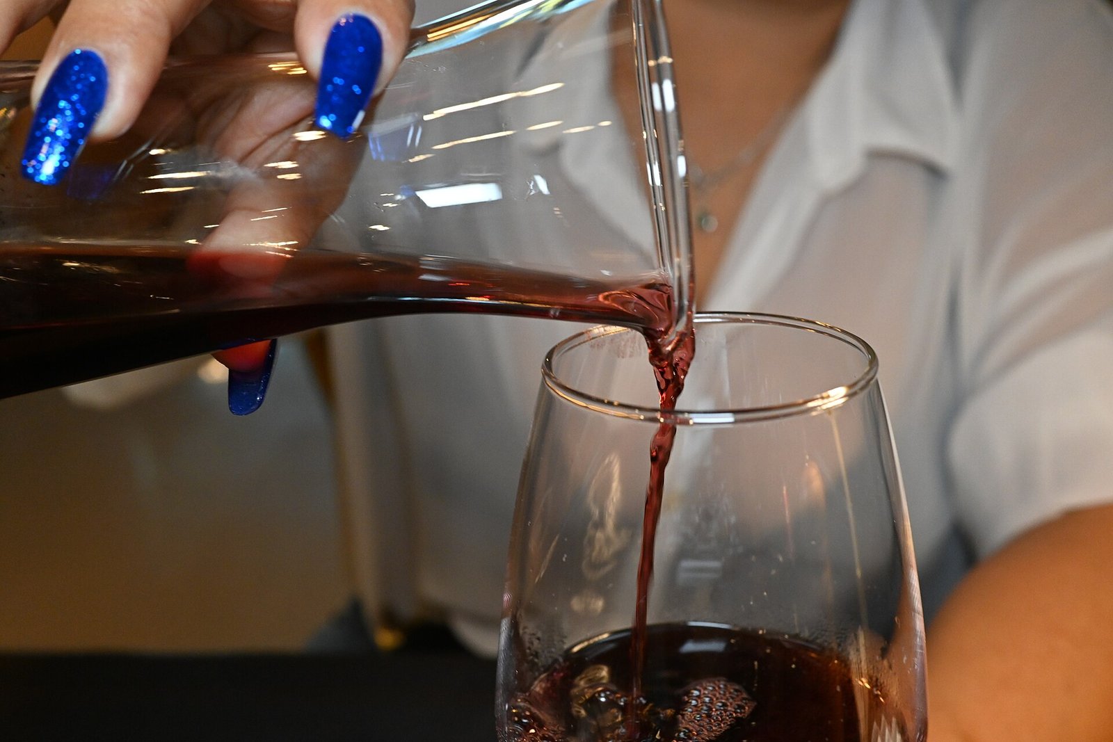Sirviendo vino tinto desde un decantador para airearlo y darle una segunda oportunidad
