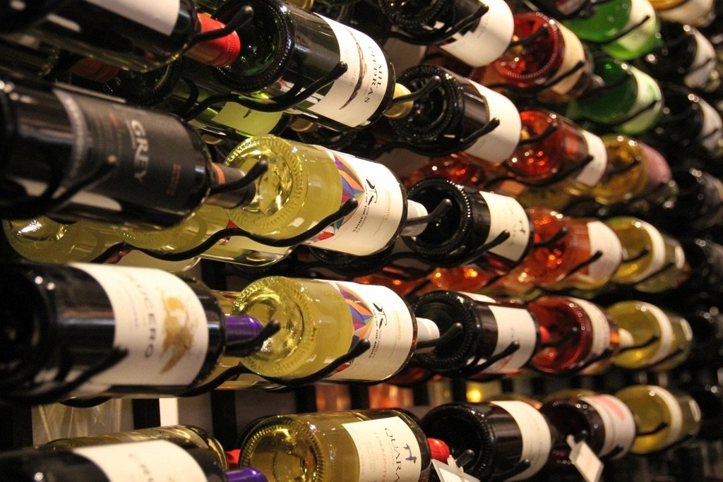 Botellas de vino con etiquetas en una vinoteca de la DO Utiel-Requena