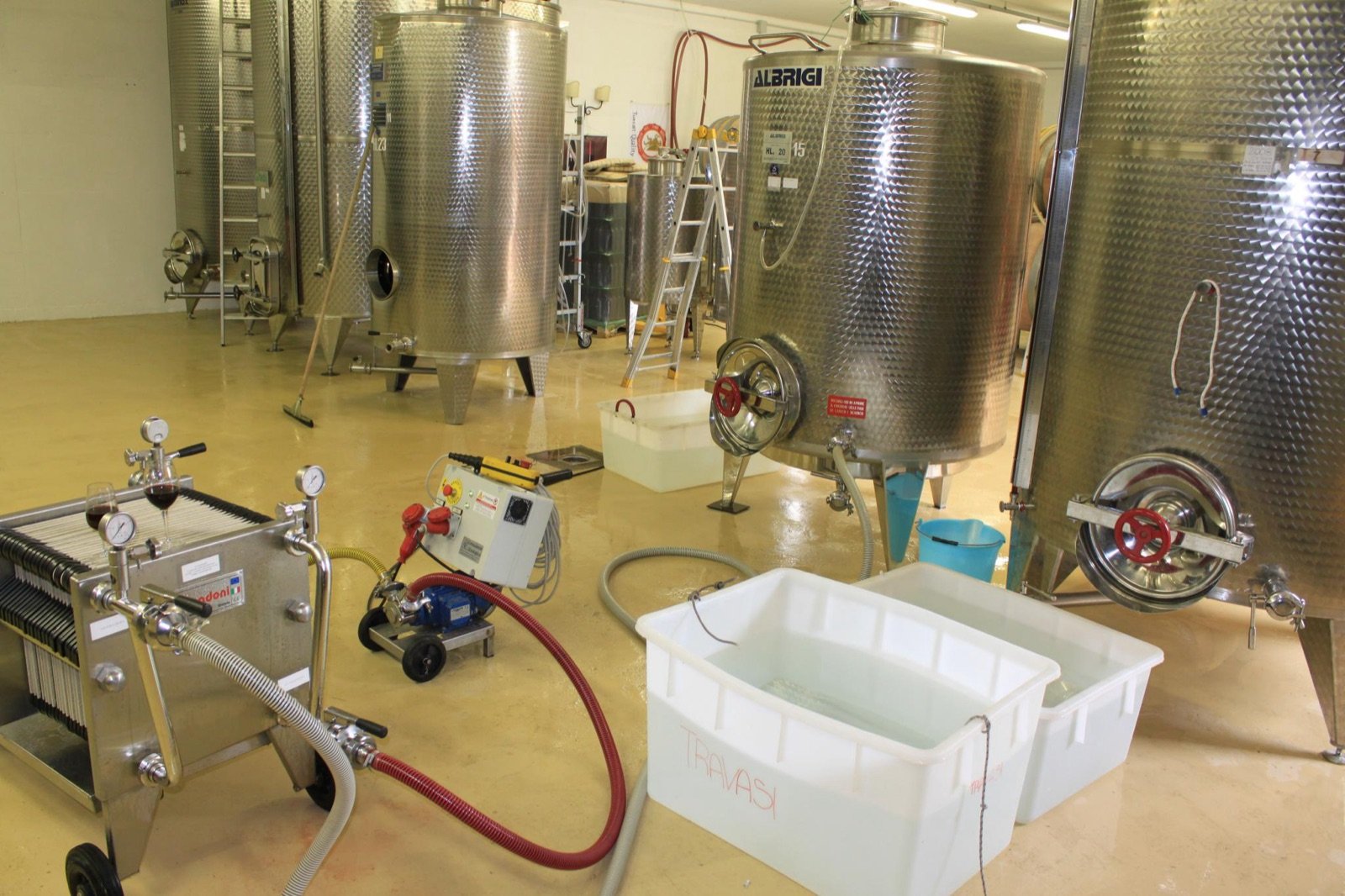 Depósitos de acero inoxidable en la sala de elaboración de una bodega