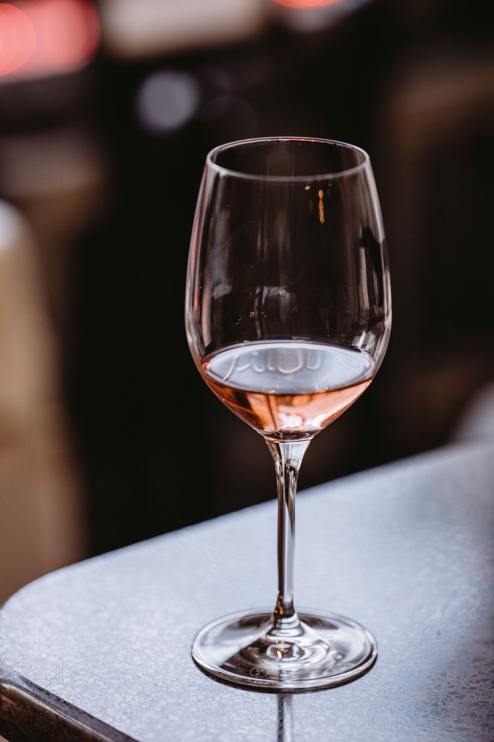 Copa de rosado de Bobal de la DO Utiel-Requena servida fría para la comida china