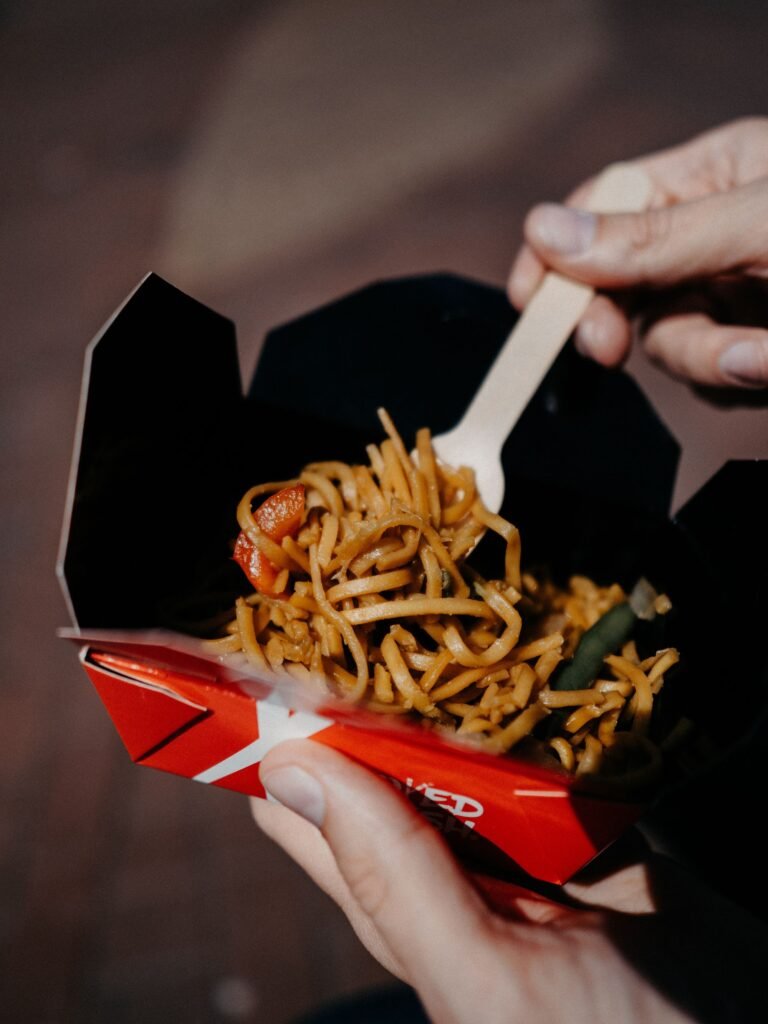 Comida china a domicilio en la mesa: qué vino DO Utiel-Requena pedir