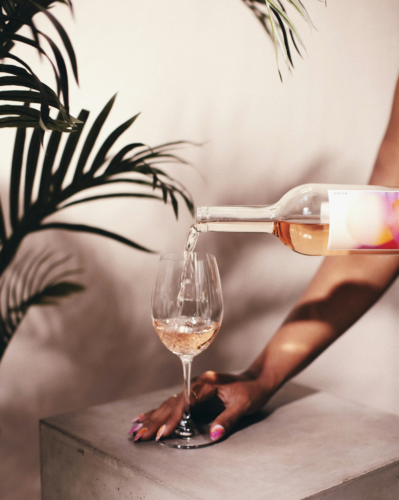 Copa de vino rosado fresco de Bobal servido en verano