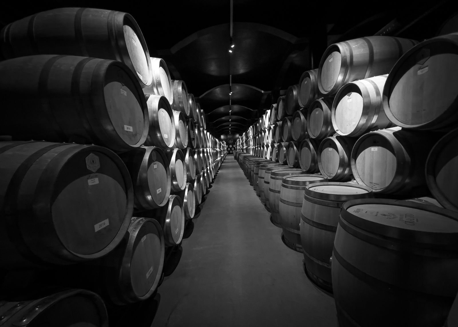 Bodega subterránea con barricas de crianza en la DO Utiel-Requena, cerca de Valencia