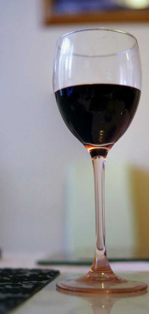 Copa de vino tinto de Bobal servida en la mesa