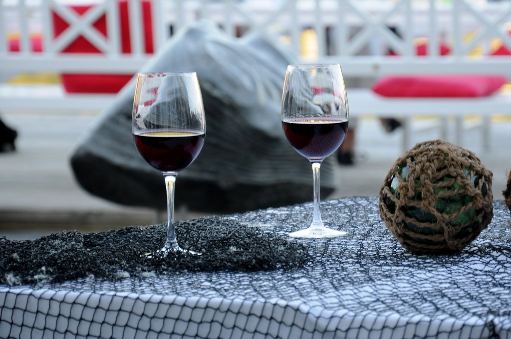 Dos copas de vino tinto, una junto a la otra, comparando Rioja y Bobal