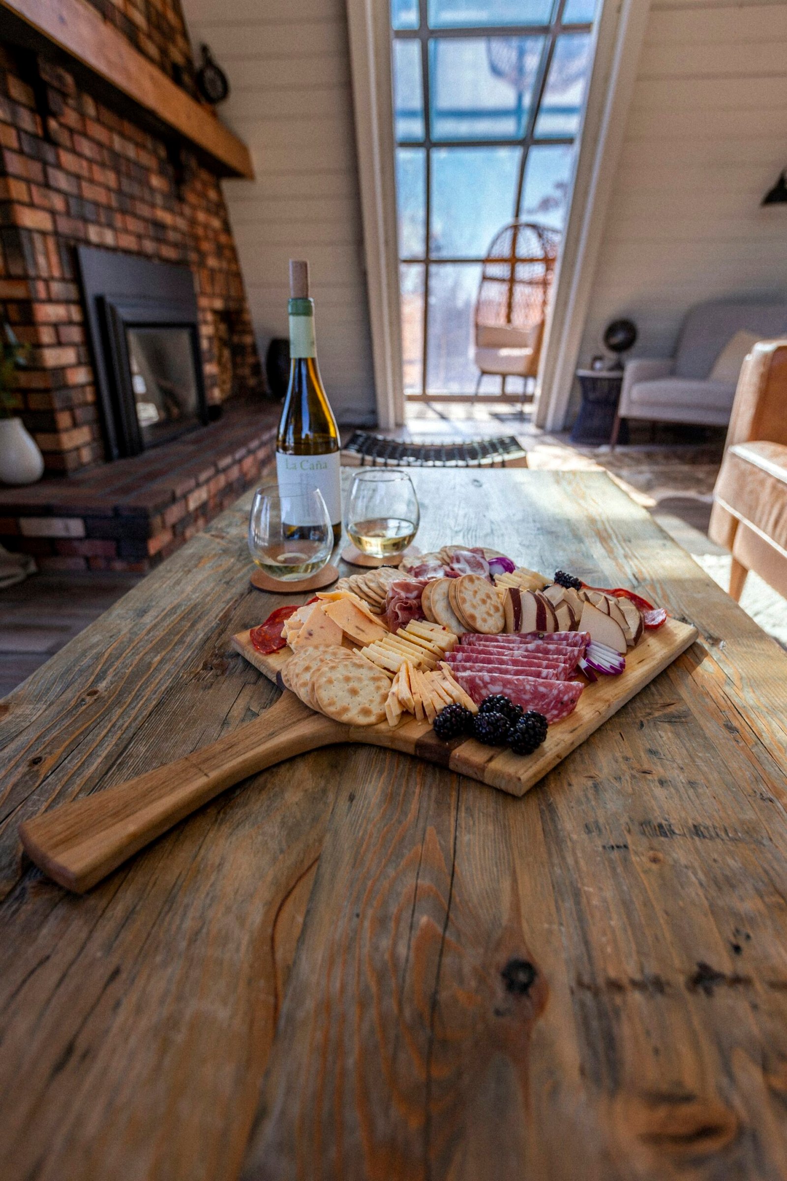 Tabla de embutido y longaniza con una copa de vino DO Utiel-Requena para el esmorzaret