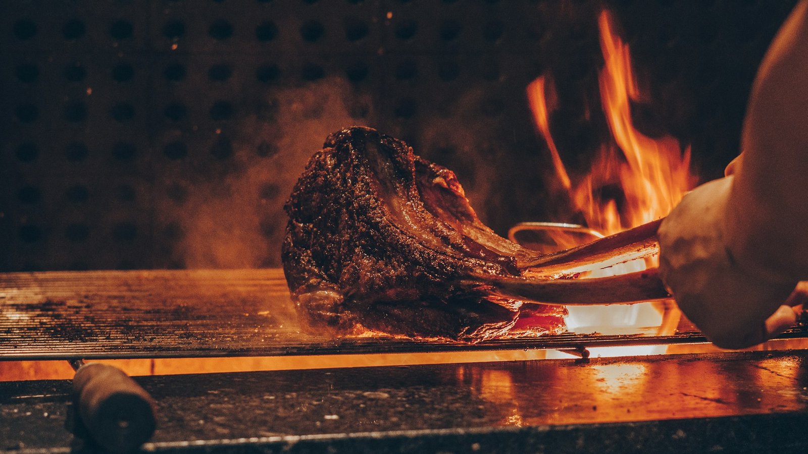 Carne a la brasa sobre las brasas, el maridaje ideal para un tinto joven de Bobal