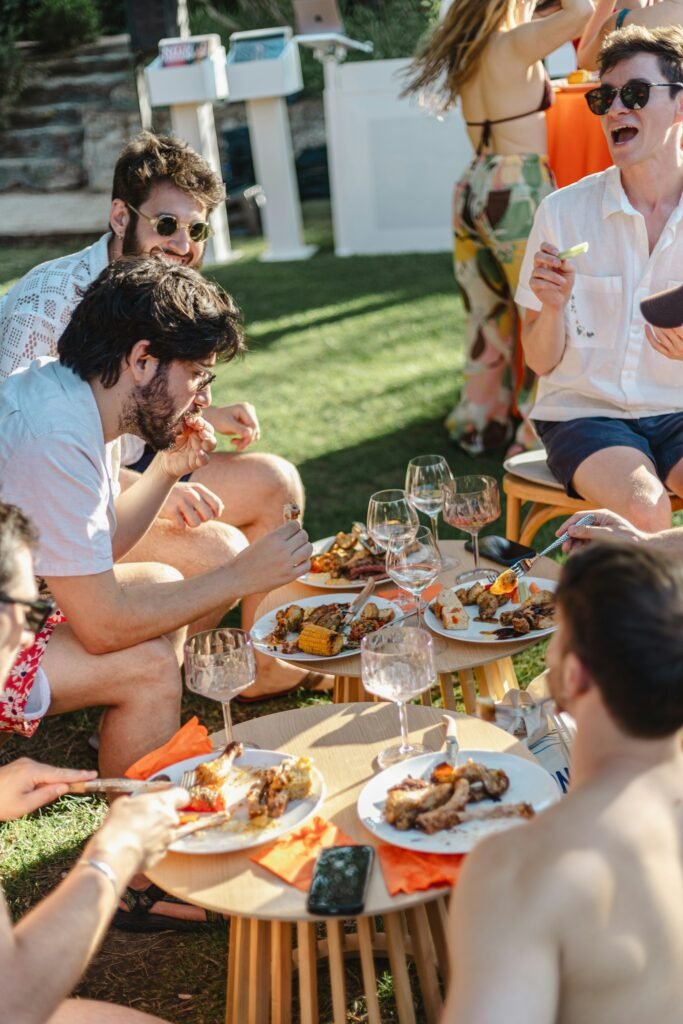 Barbacoa de verano con amigos y copas de vino tinto y rosado de la DO Utiel-Requena
