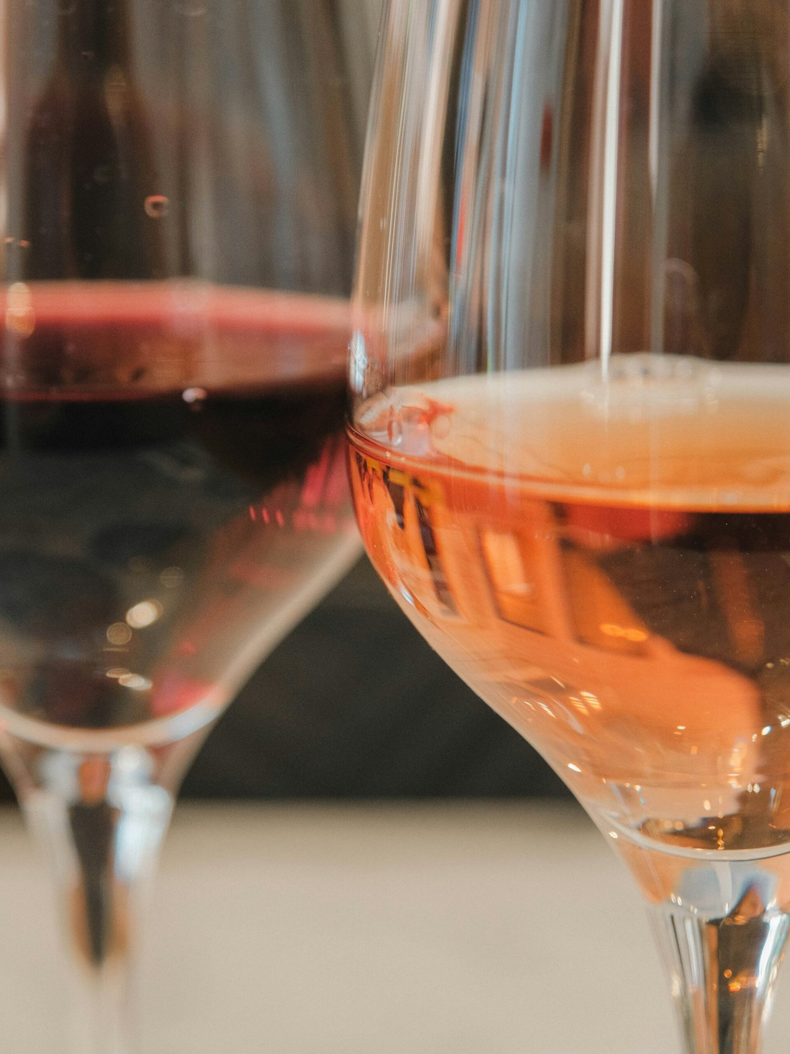 Dos copas de rosado de Bobal bien frías para el aperitivo de la barbacoa