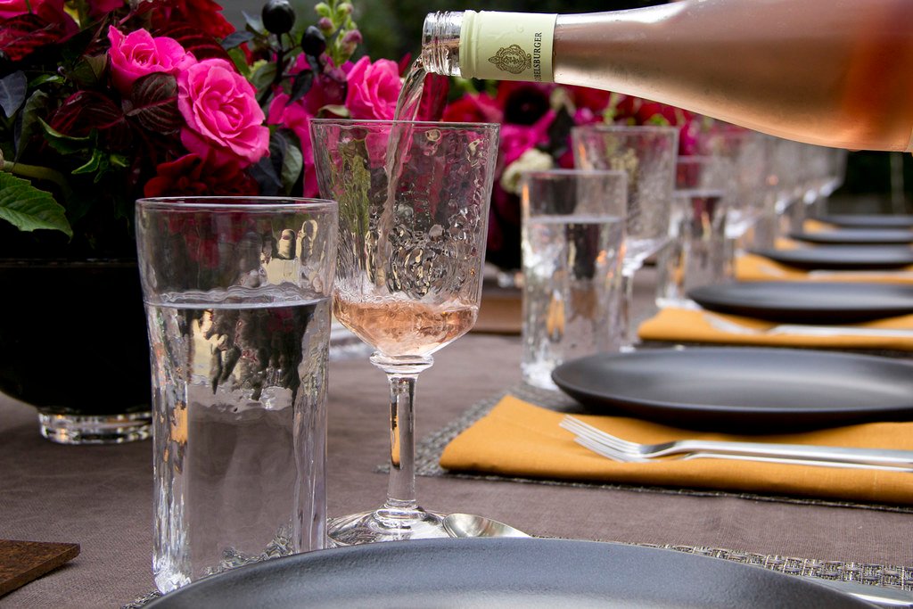 Copa de vino rosado servida en una mesa, ideal para una comida sin carne