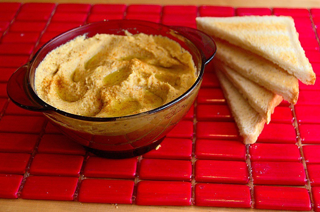 Bol de hummus con pan tostado para maridar con un blanco fresco o un rosado seco