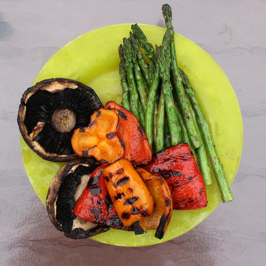 Plato de verduras a la brasa con esparragos, pimientos y setas para maridar con vino DO Utiel-Requena
