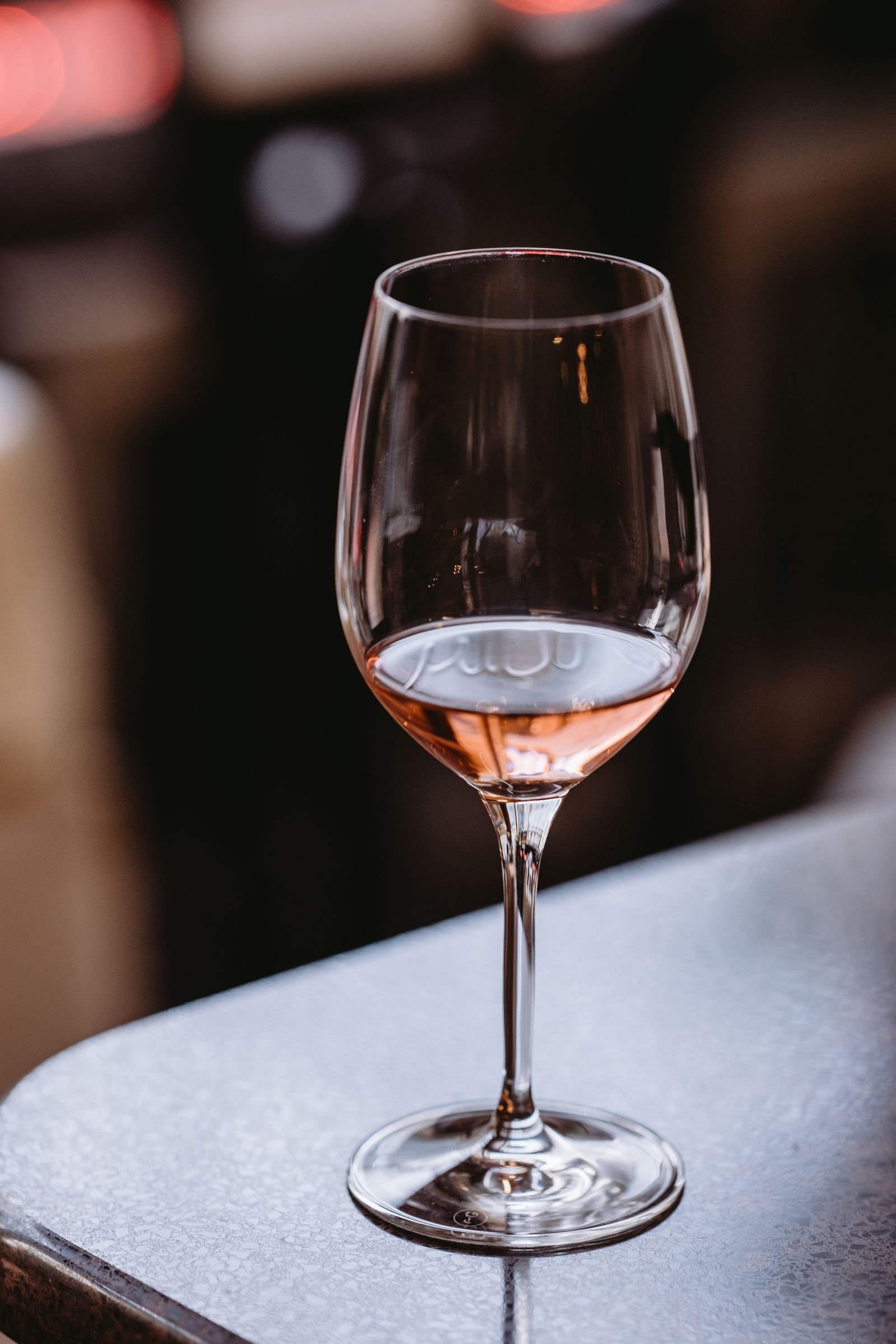 Copa de vino rosado fresco para maridar una tabla de quesos variados