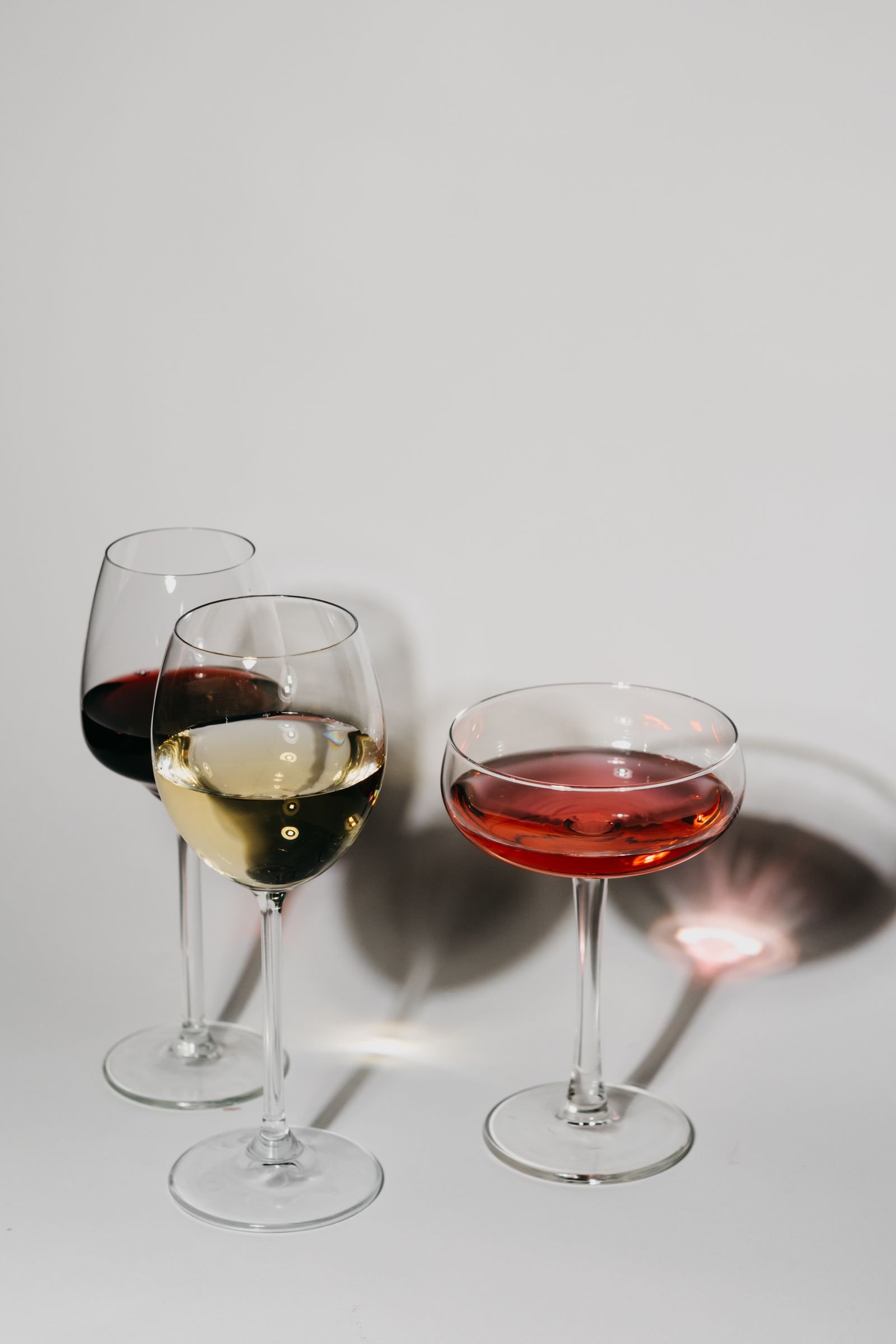 Vino tinto, blanco y rosado, los comodines para una tabla de quesos variados