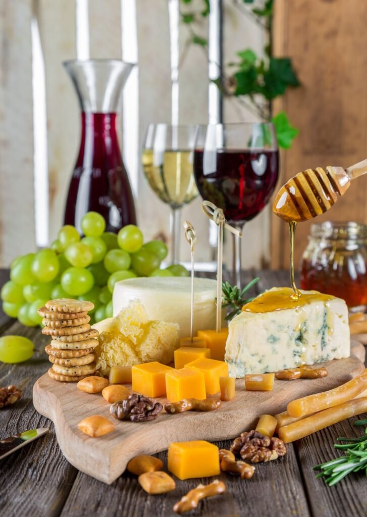 Tabla de quesos variados con curados, azul y frescos junto a copas de vino DO Utiel-Requena