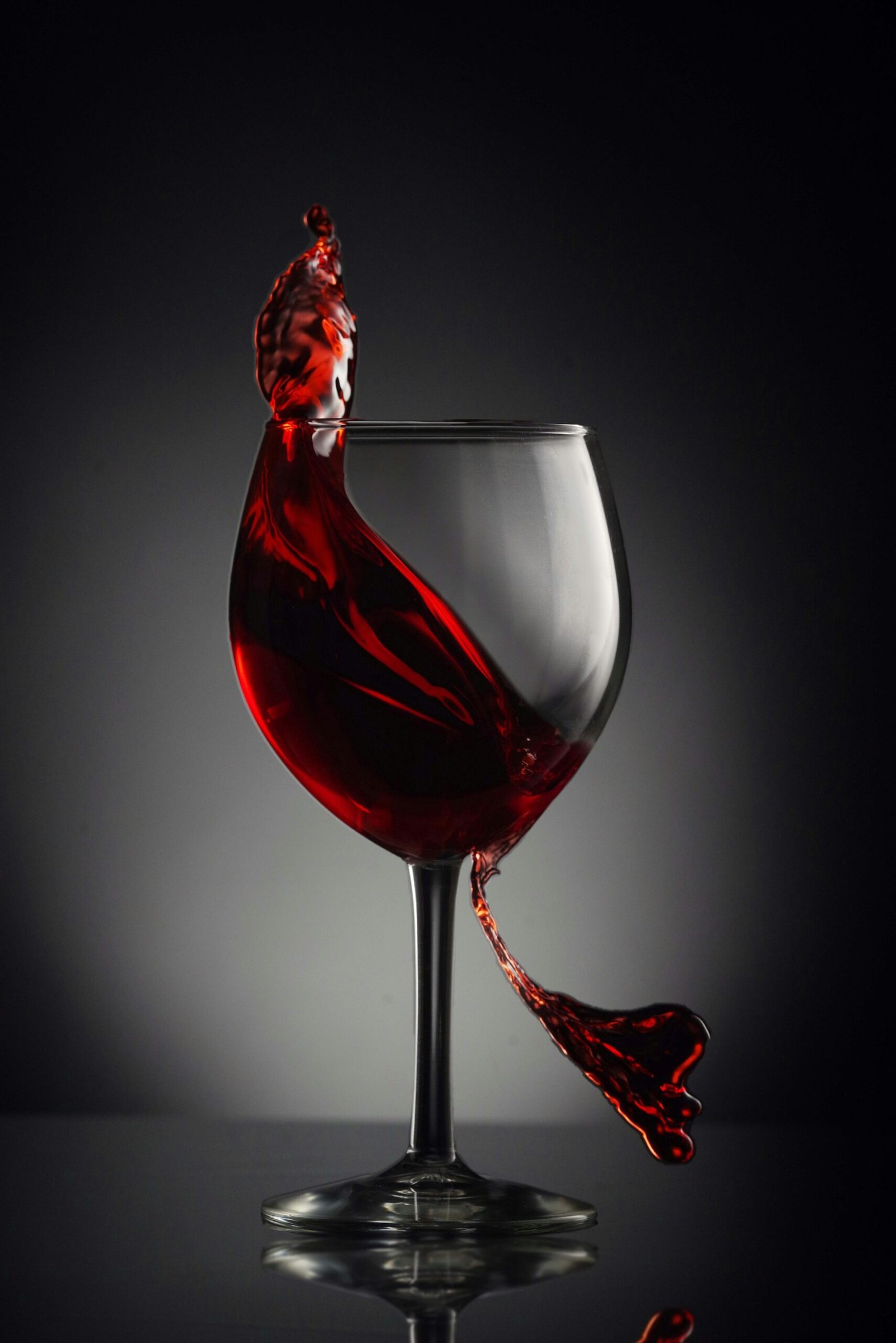 Vino tinto girando dentro de una copa, mostrando su color y estructura