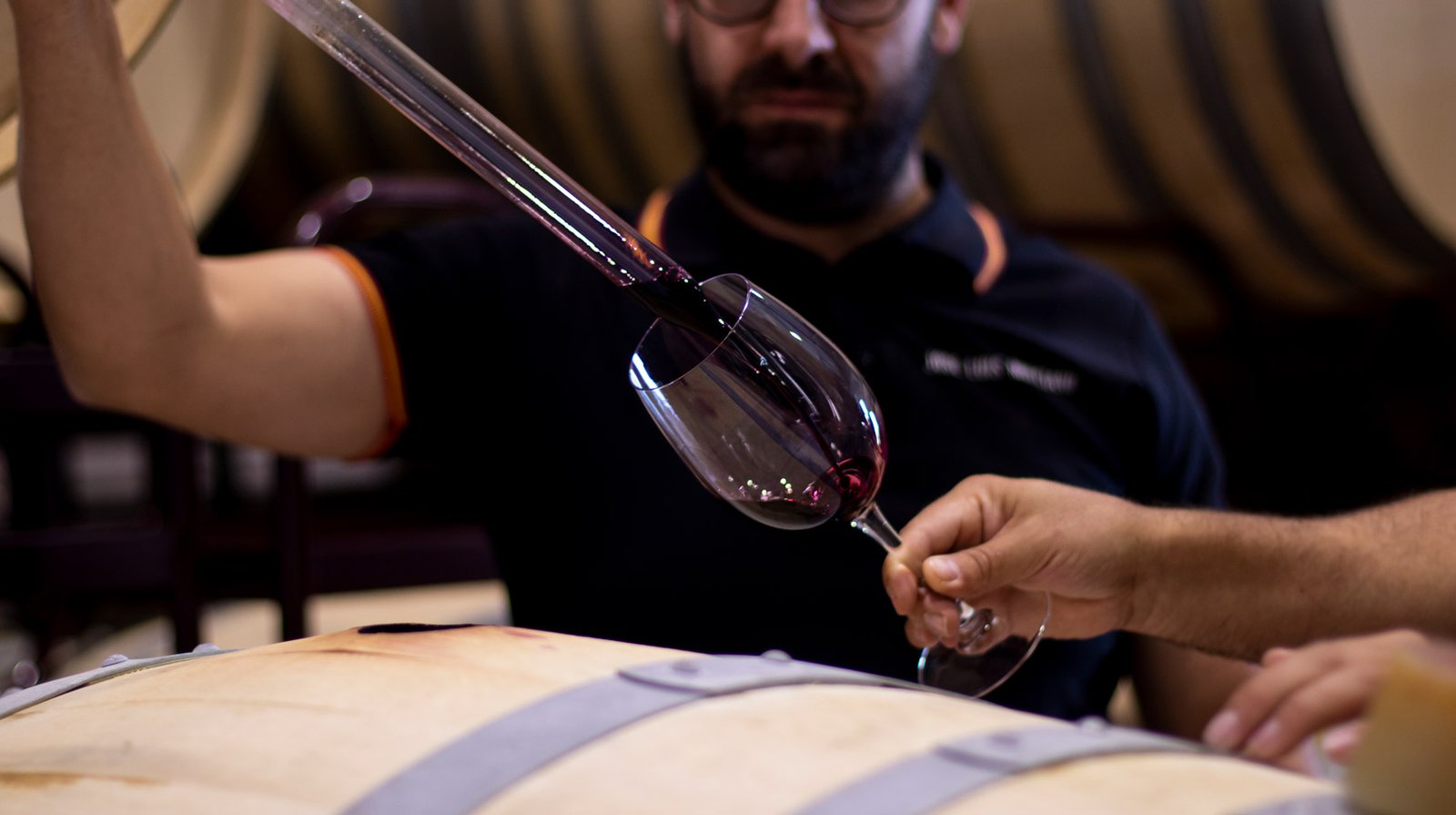 Cata de vino tinto de barrica en la bodega artesana de Bruno Murciano